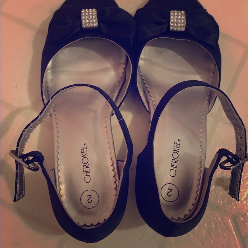 Sparkaly Black heals with a bow in the front